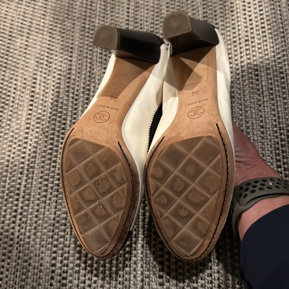 Chanel Vintage Spirit leather heels w/grosgrain trim, cap toes and heel tabs - Picture 10 of 13